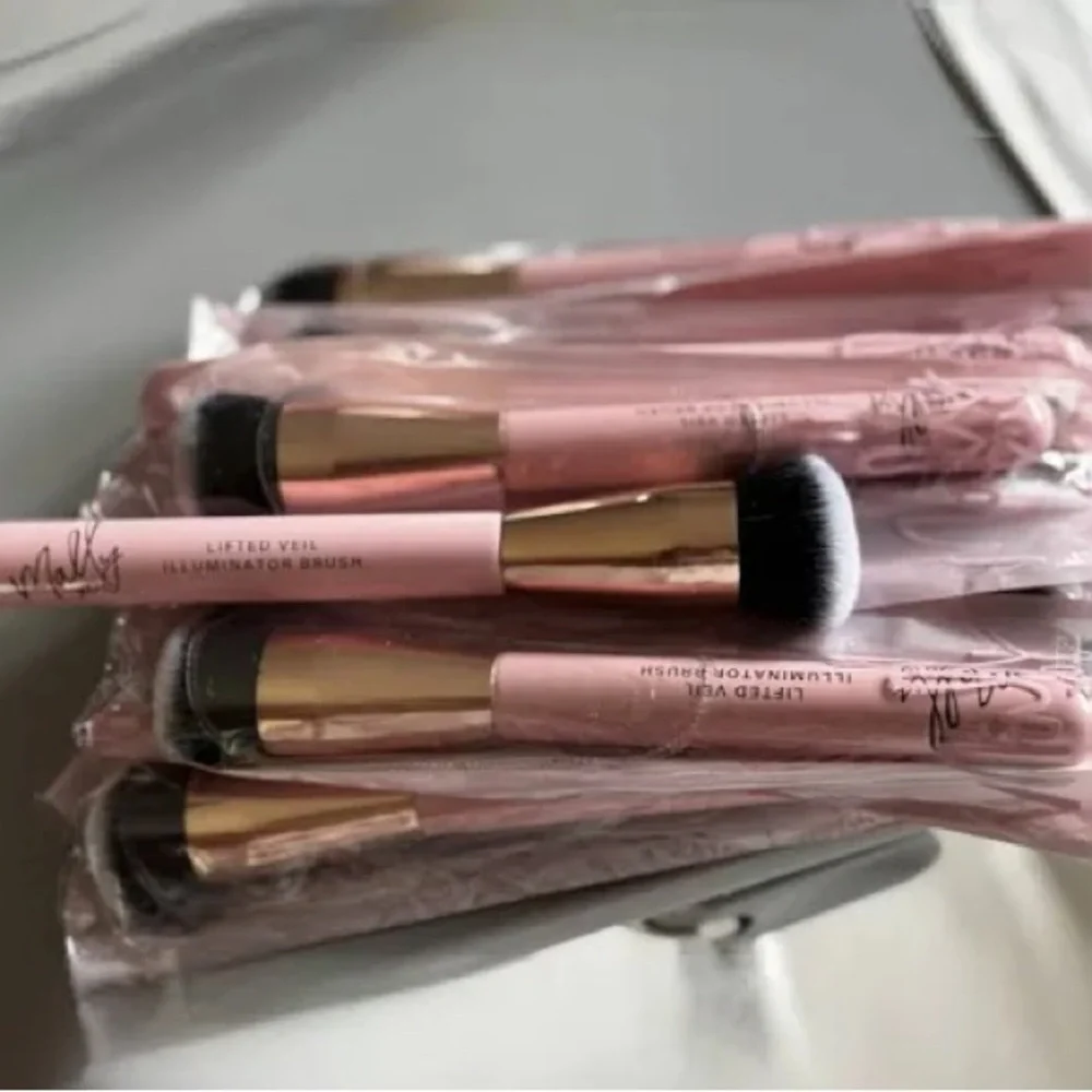 Mally Lifted Veil Illuminator Brush • Luxe Glow Highlight Makeup Brush • NIB